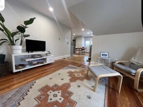 18 Colberg Ave, Unit 3 in Boston, MA - Foto de edificio - Building Photo