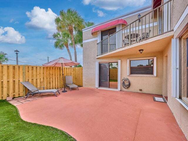 4065 Village Dr in Delray Beach, FL - Foto de edificio - Building Photo