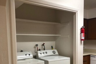 802 W 2nd St, Unit Apt D in Brenham, TX - Building Photo - Building Photo