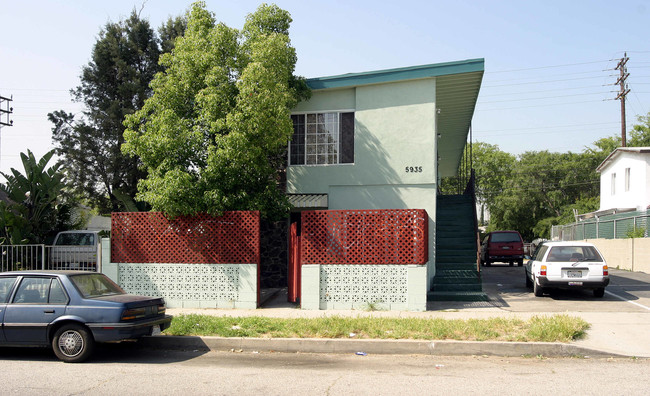 5935 Whitnall Hwy in North Hollywood, CA - Building Photo - Building Photo