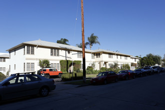 Dickens Court West in Sherman Oaks, CA - Building Photo - Primary Photo