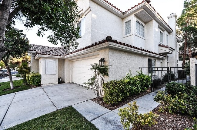 9129 Eagle Ridge Dr in Las Vegas, NV - Building Photo - Building Photo