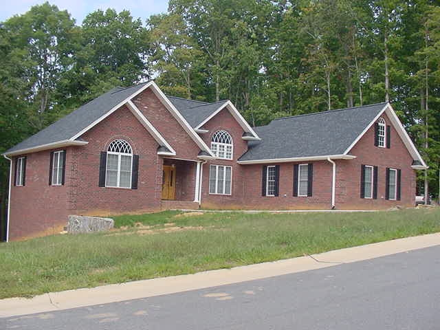 2664 Johns Ridge Dr in Asheboro, NC - Foto de edificio