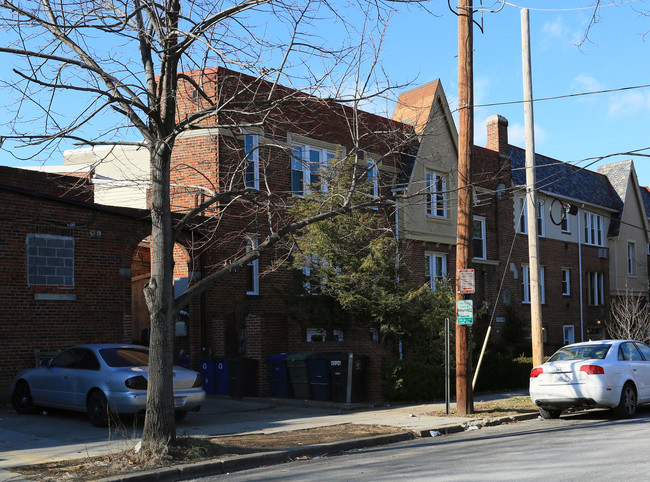 4240 39th St NW in Washington, DC - Foto de edificio - Building Photo