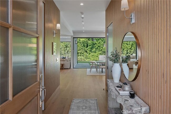 13627 Chandler Blvd in Los Angeles, CA - Building Photo - Building Photo