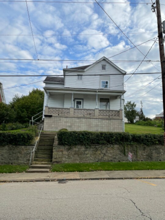 213 Washington St in Mount Pleasant, PA - Building Photo