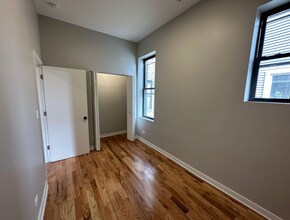 3513 N Sheffield Ave, Unit 1R in Chicago, IL - Foto de edificio - Building Photo