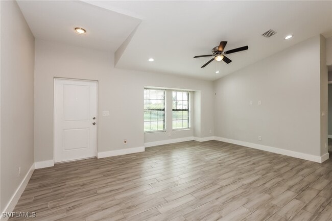 524 Lone Star Ln in Lehigh Acres, FL - Building Photo - Building Photo