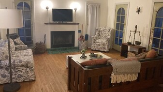 1549 Rendall Pl, Unit 1549 Rendall Place in Los Angeles, CA - Building Photo