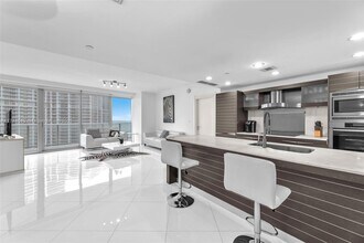 200 Biscayne Blvd, Unit 3908 in Miami, FL - Foto de edificio - Building Photo