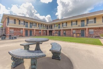 The Plaza in Baton Rouge, LA - Building Photo - Building Photo