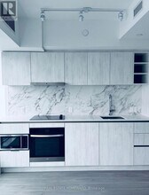 8 Wellesley St W in Toronto, ON - Building Photo - Building Photo