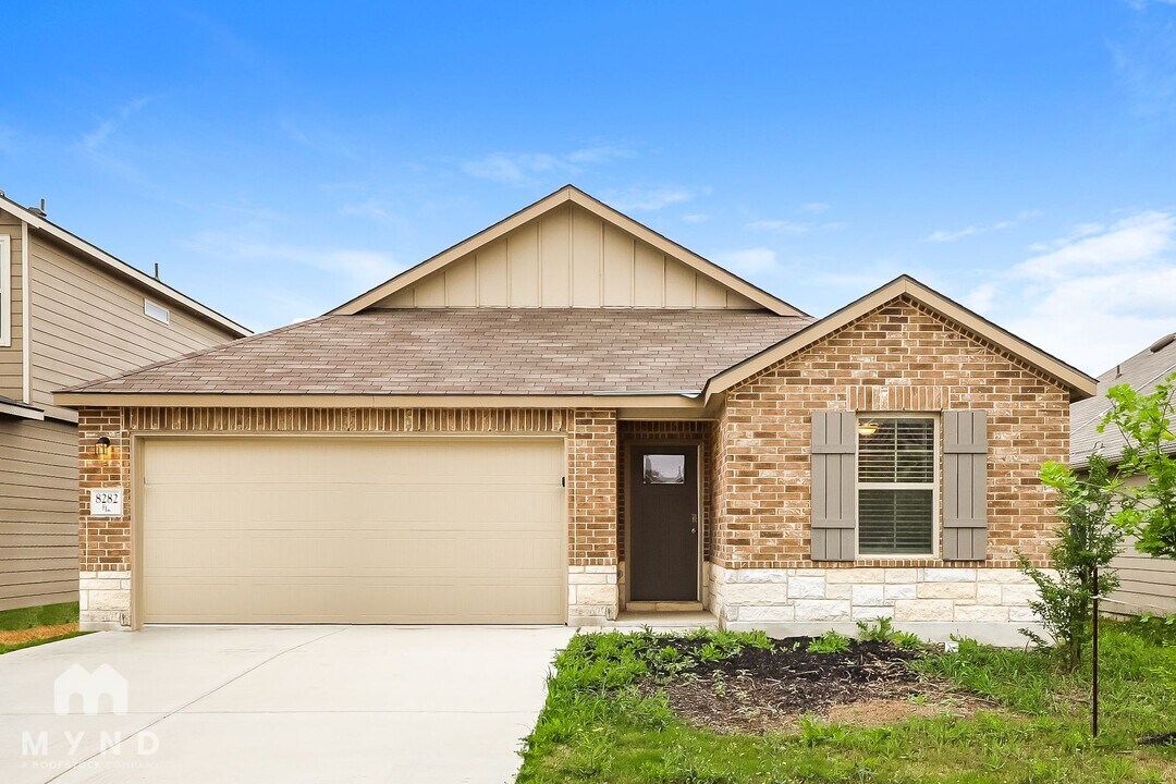 8282 Phantom Fld in San Antonio, TX - Building Photo