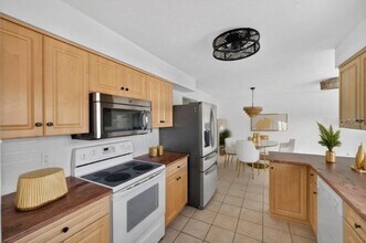 8195 Coachlight Cir in Seminole, FL - Building Photo - Building Photo