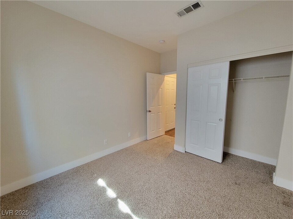 1153 Country Shadows Way in Las Vegas, NV - Building Photo