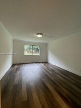 321 Lakeview Dr in Weston, FL - Building Photo - Building Photo