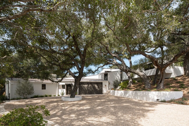 901 Crater Camp Dr in Calabasas, CA - Foto de edificio - Building Photo