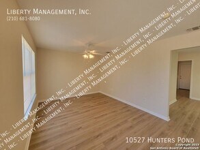 10527 Hunters Pond in San Antonio, TX - Foto de edificio - Building Photo