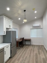 1950 Crestshire Dr in Glendale, CA - Building Photo - Building Photo
