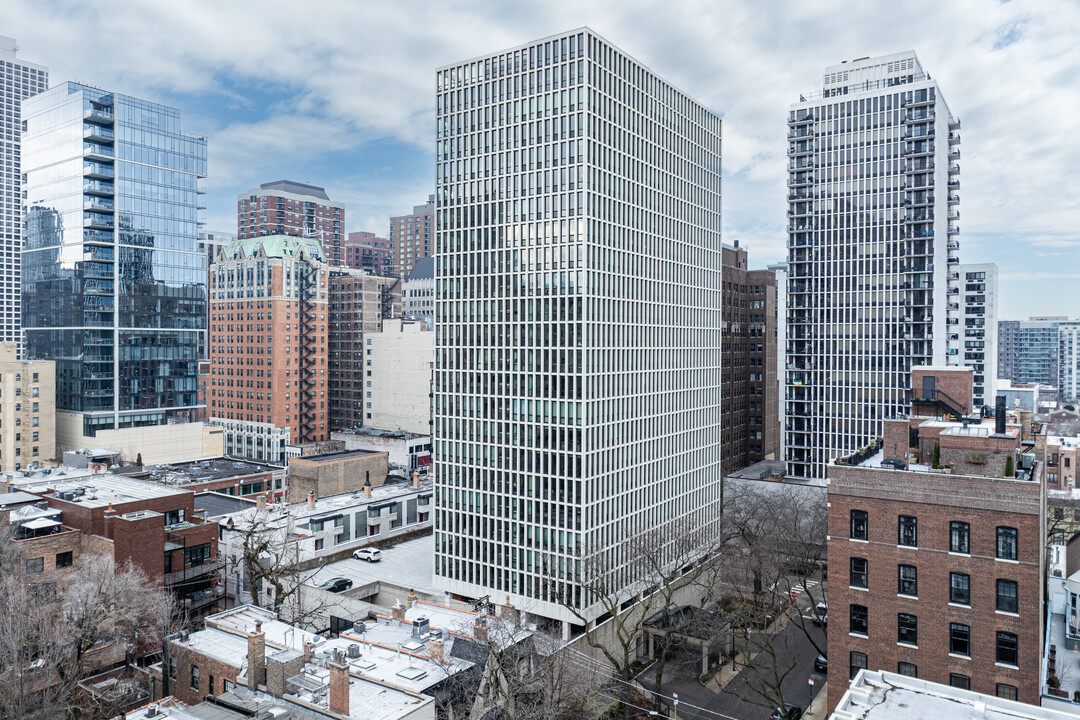 One East Scott in Chicago, IL - Building Photo