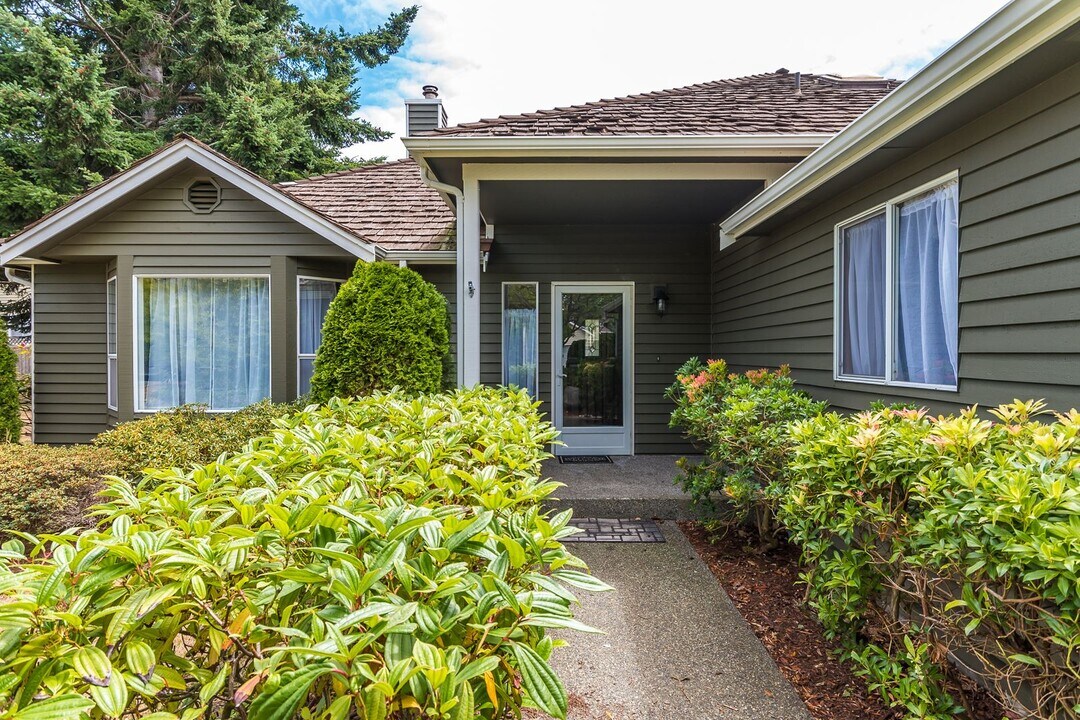 1119 SW Klickitat Terrace in Oak Harbor, WA - Building Photo