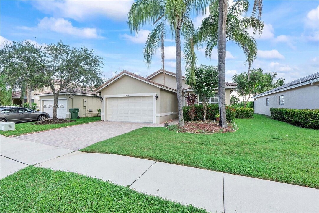 11851 SW 7th St in Pembroke Pines, FL - Building Photo