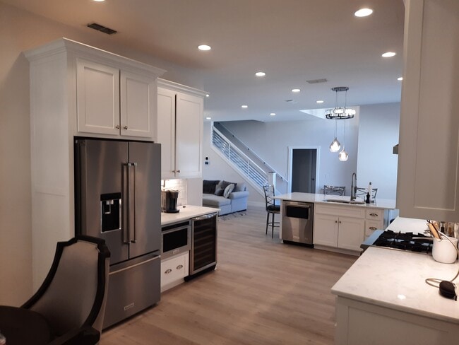 property at 1735 Woodridge Dr