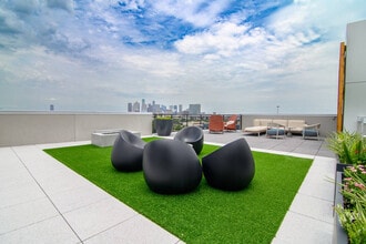 701 Richmond Ave. in Houston, TX - Building Photo - Building Photo