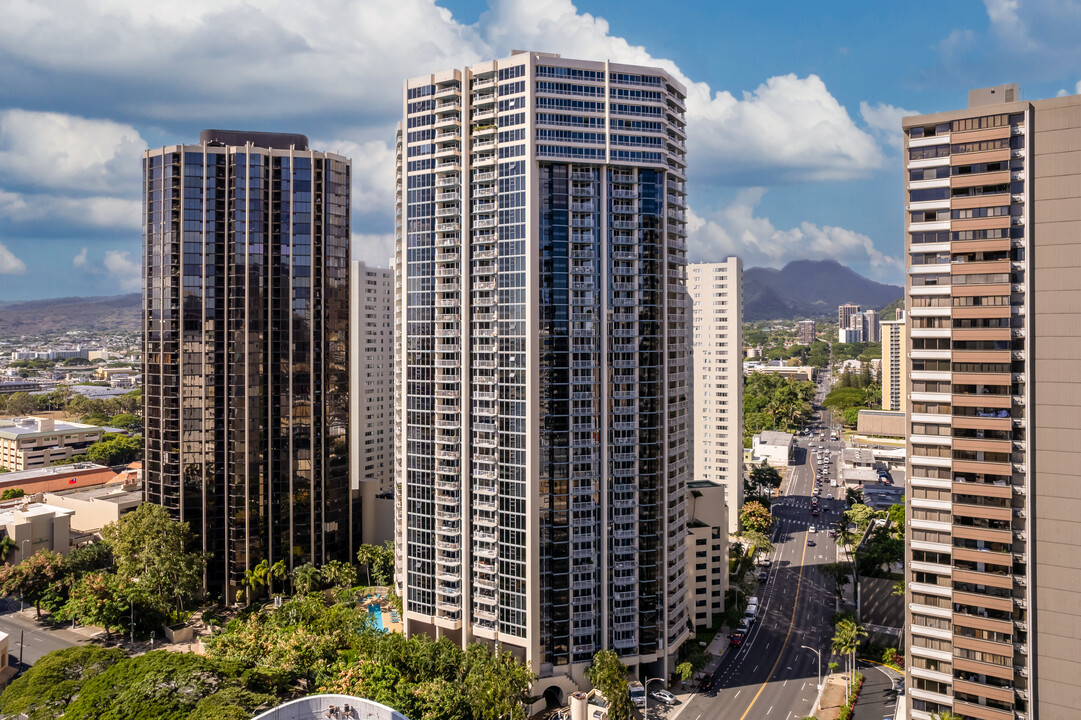 Honolulu Park Place in Honolulu, HI - Building Photo