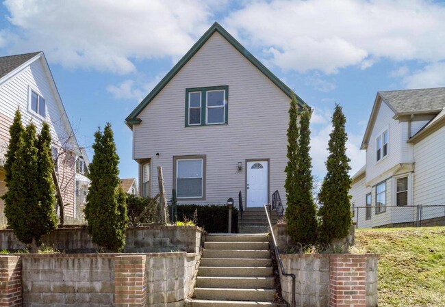 2815 W Pierce St-Unit -Upper in Milwaukee, WI - Building Photo - Building Photo
