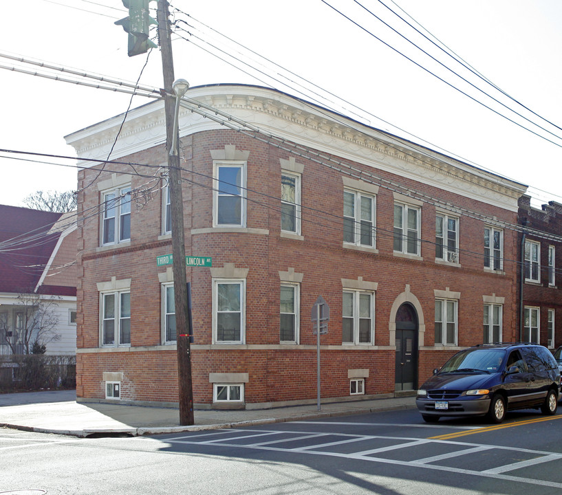 56 Lincoln Ave in Pelham, NY - Building Photo