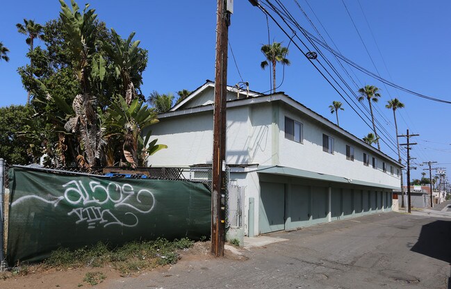 Sea Shores Condominiums in Oceanside, CA - Building Photo - Building Photo