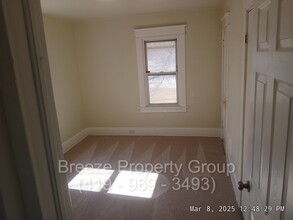 811 Collins St, Unit #Upper in Toledo, OH - Building Photo - Building Photo