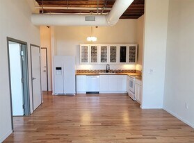 201 E Chambers St in Cleburne, TX - Building Photo