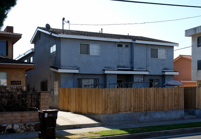 11724 Truro Ave in Hawthorne, CA - Foto de edificio - Building Photo