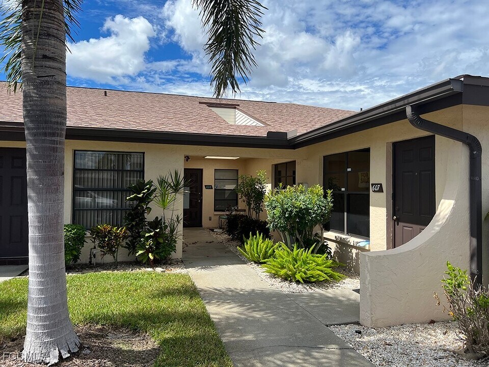 3906 SE 11th Pl in Cape Coral, FL - Building Photo