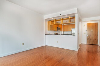 1 Shore Ln in Jersey City, NJ - Building Photo - Building Photo