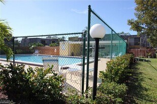 1715 Park Meadows Dr in Ft. Myers, FL - Building Photo