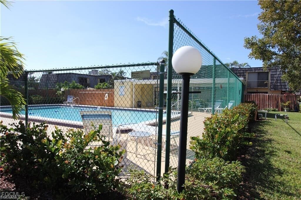 1715 Park Meadows Dr in Ft. Myers, FL - Foto de edificio