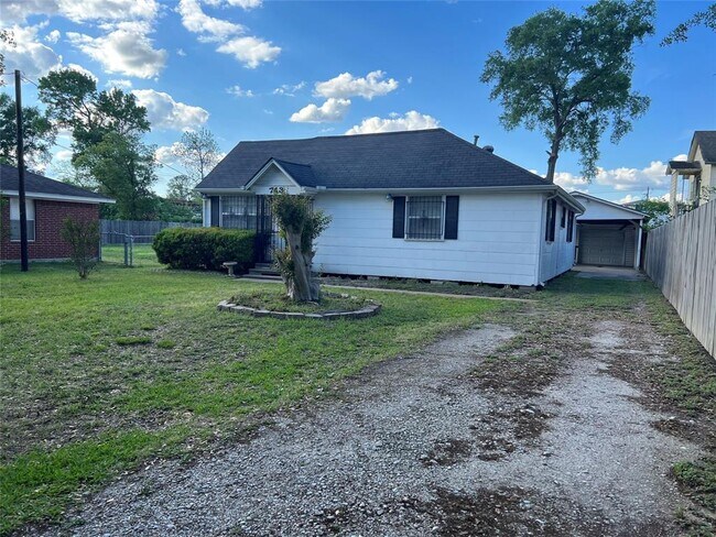 743 Yorkshire St photo'