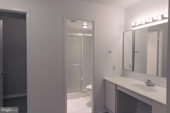 205 Yoakum Pkwy in Alexandria, VA - Foto de edificio - Building Photo