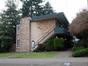 5121 24th Ave NE in Seattle, WA - Foto de edificio - Building Photo