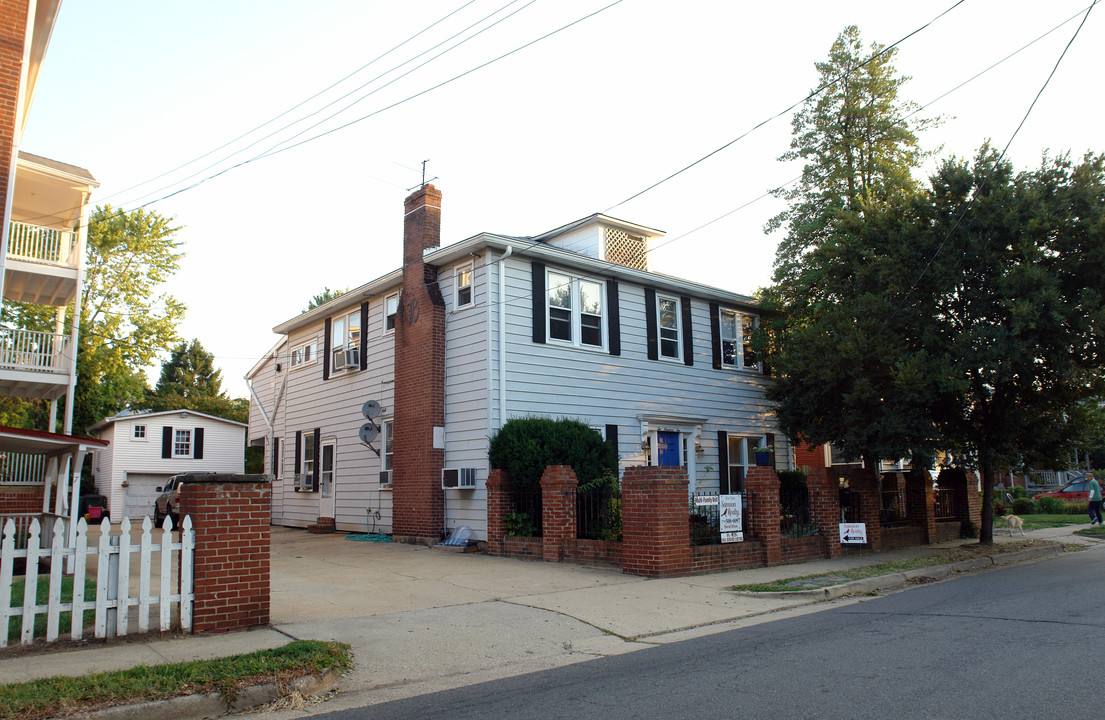 210 E Windsor Ave in Alexandria, VA - Foto de edificio