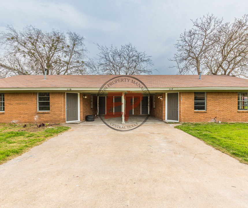 119 Shirley Dr in Lacy Lakeview, TX - Building Photo
