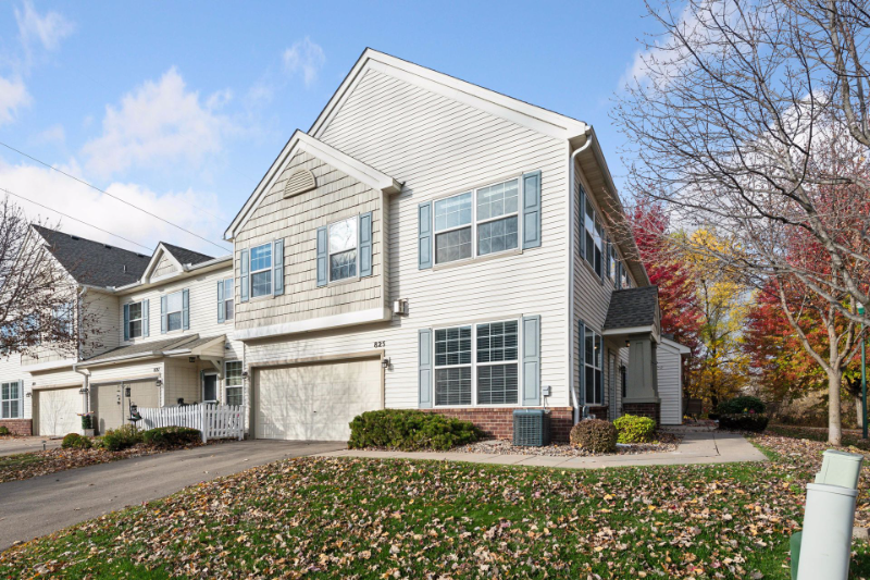 825 Braunworth Ct in Chaska, MN - Foto de edificio