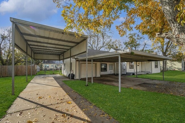 214 E 1st St in Deer Park, TX - Building Photo - Building Photo