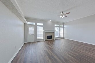 1362 Meadow Creek Dr in Lancaster, TX - Foto de edificio - Building Photo