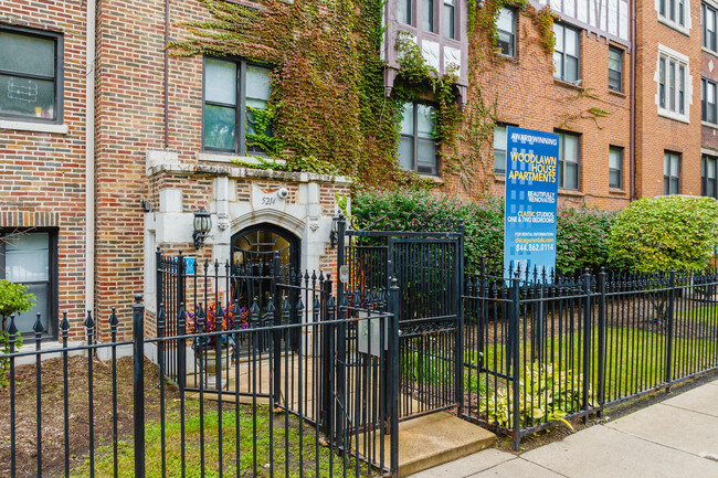 Woodlawn House Apartments in Chicago, IL - Building Photo - Building Photo