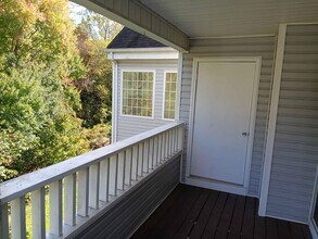 2 Forest Glen Cir, Unit # 18 in Middletown, CT - Foto de edificio - Building Photo