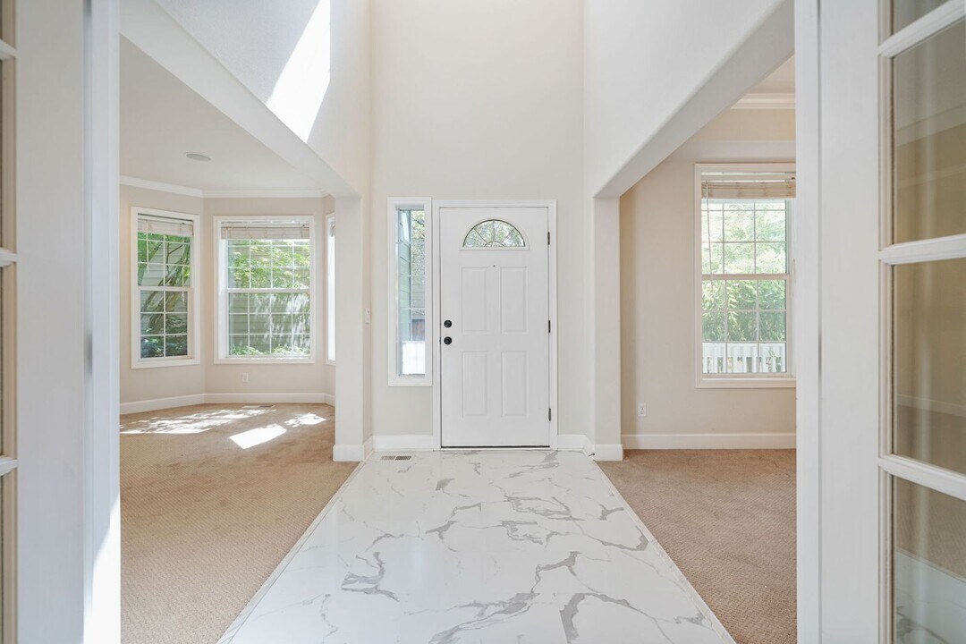 10657 SW Adele Dr in Portland, OR - Building Photo
